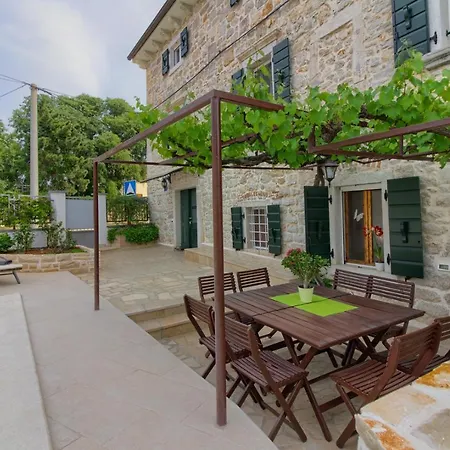 Cozy Zita With Private Pool Near Town Center Villa